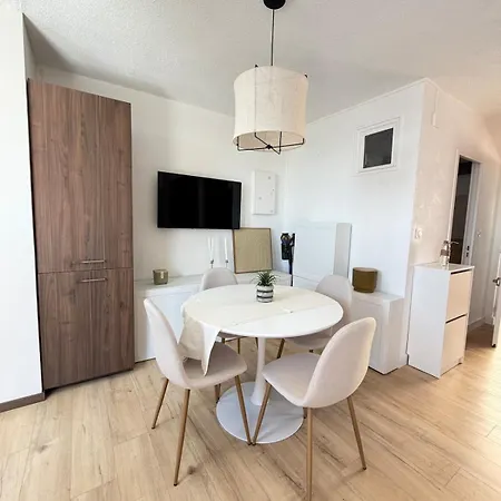 Cozy For 4, A Stone's Throw From The Sea! 아파트 르그로뒤후아