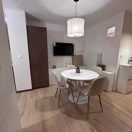 Cozy For 4, A Stone's Throw From The Sea!
