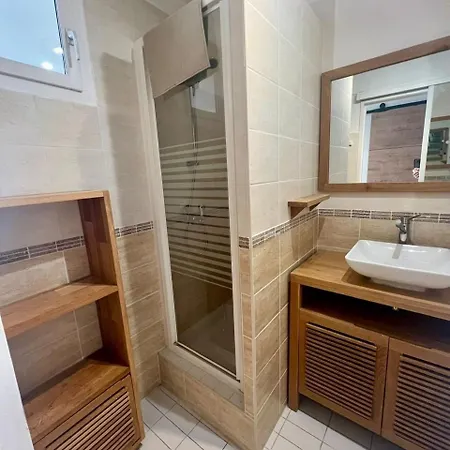 Cozy For 4, A Stone's Throw From The Sea! 아파트 *